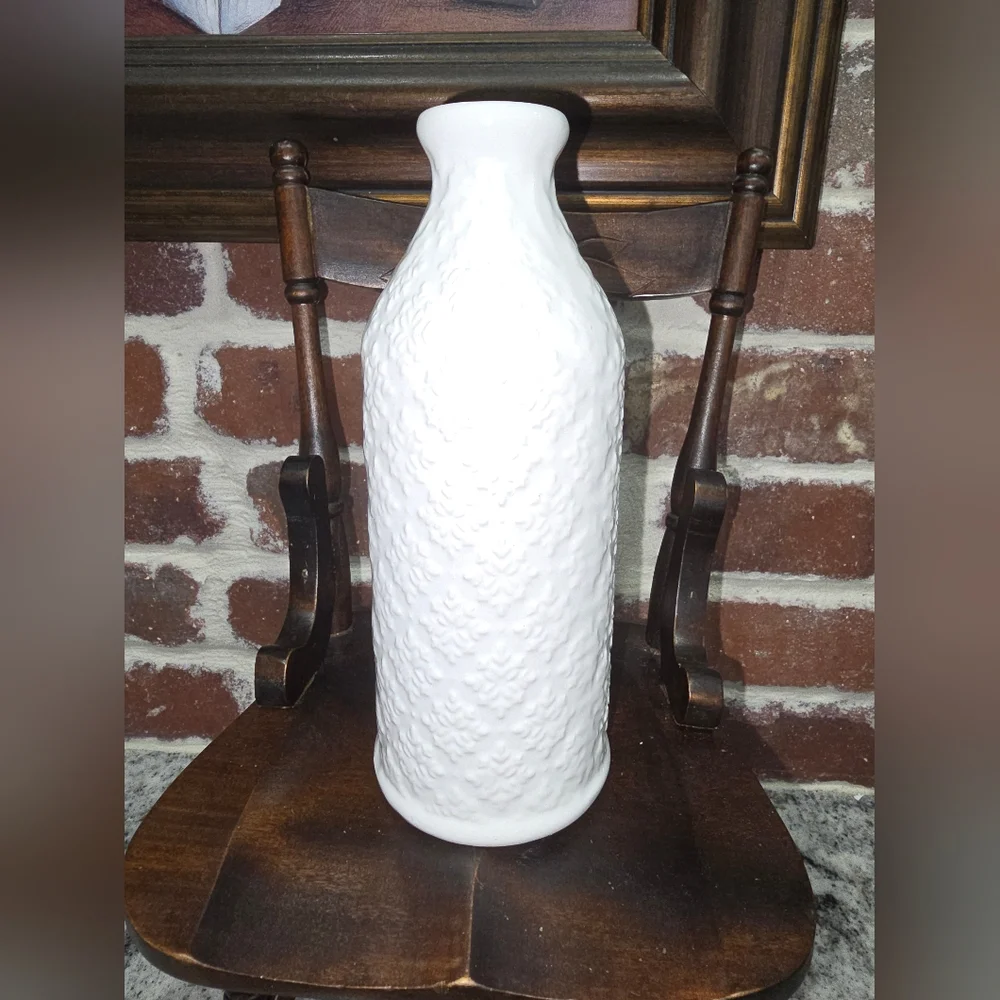 White PORCRLAIN VASE